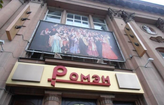 Путь девушки во многом определила семья и кружки самодеятельности.