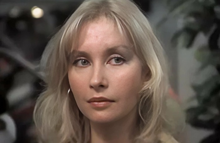 Рассталась с мужем на 12 лет младше и пропала с экранов: Как выглядят взрослые дочки Светланы Рябовой и она сама в 64 года 