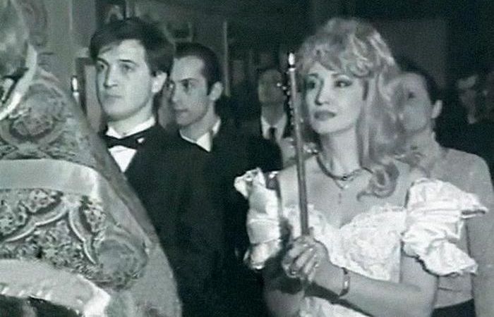 Официально так и не поженились.