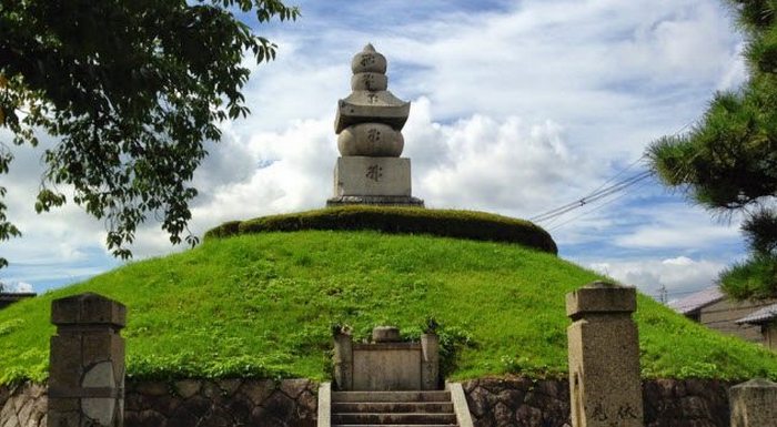 Один из памятников-гробниц.