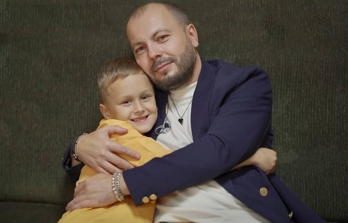 Спас артиста сын.