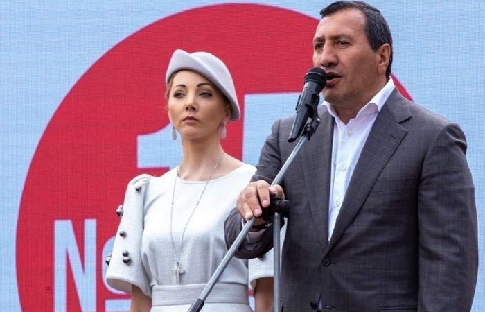 Спустя несколько лет нашла нового мужа.