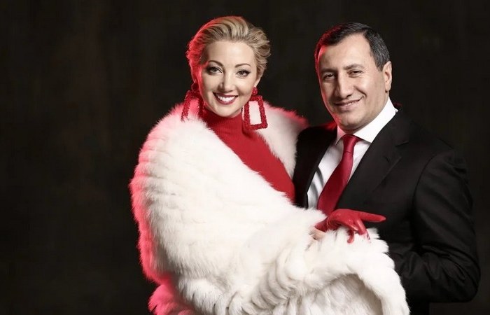 Умеет делать красивые подарки.