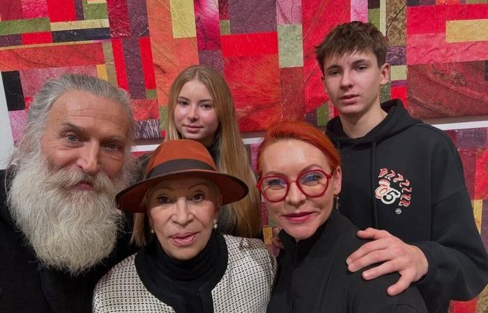 Всей семьёй. Всей семьёй.