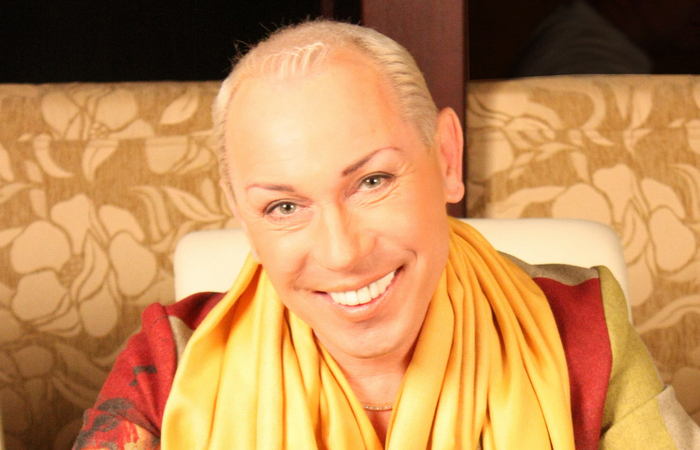 Пошёл по стезе сцены. Пошёл по стезе сцены.