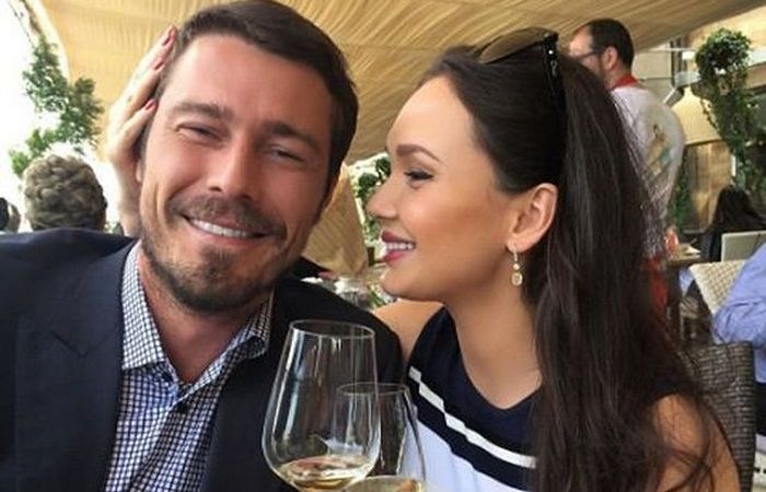 Отношения с Маратом так и не сложились. Отношения с Маратом так и не сложились.