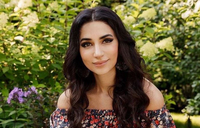 Пришла к славе.