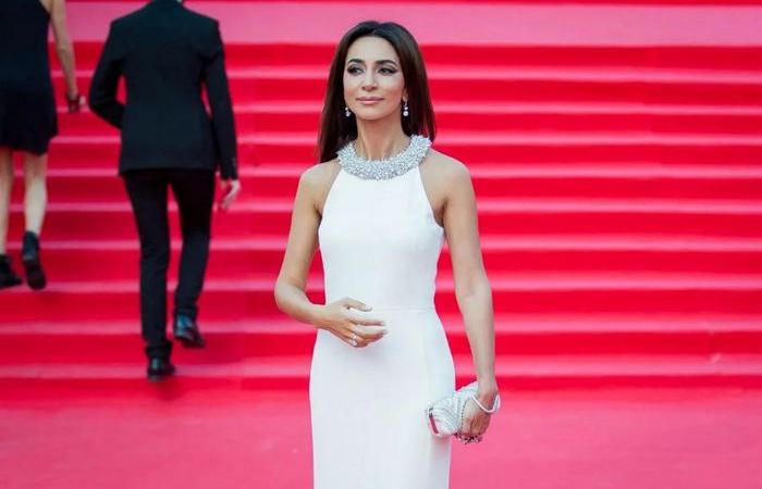 Стала настоящей звездой.