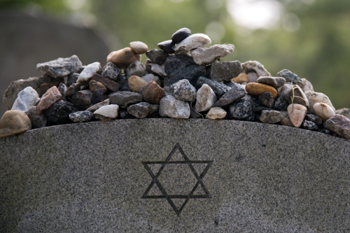 Камни на еврейской могиле.