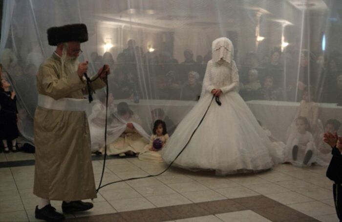 Танец невесты с отцом на свадьбе ортодоксов./ Фото: tsf.pt 
