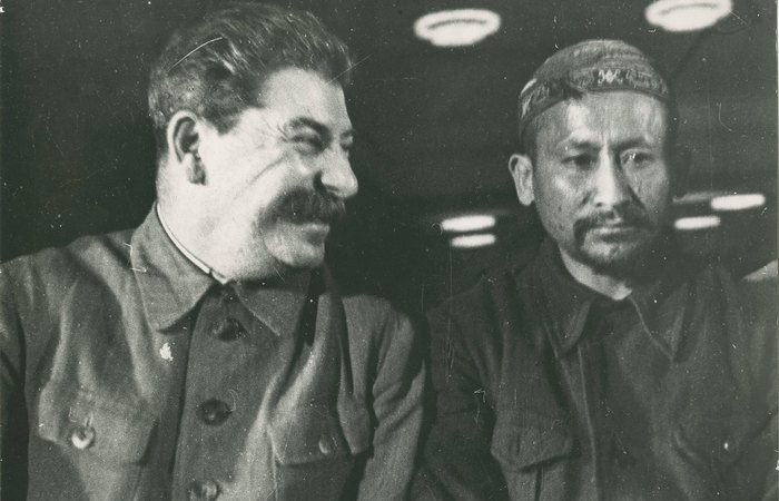 Личность Сталина обсуждать сложно по сей день. Личность Сталина обсуждать сложно по сей день.