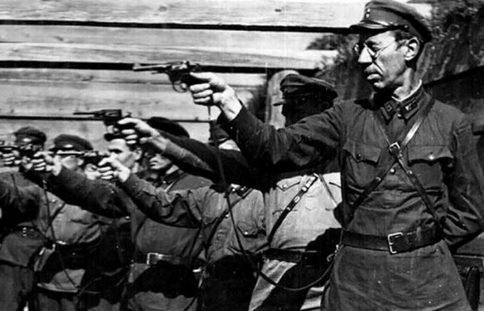 Кстати, подобные фото - это не расстрел. Это учбеные стрельбы. Кстати, подобные фото - это не расстрел. Это учбеные стрельбы.