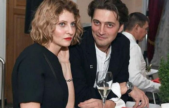 Женился дважды, на одной женщине.