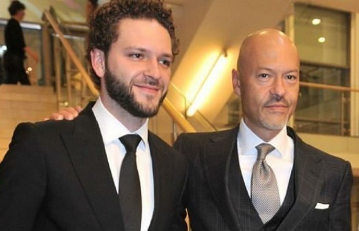 В кино затащил дядя.