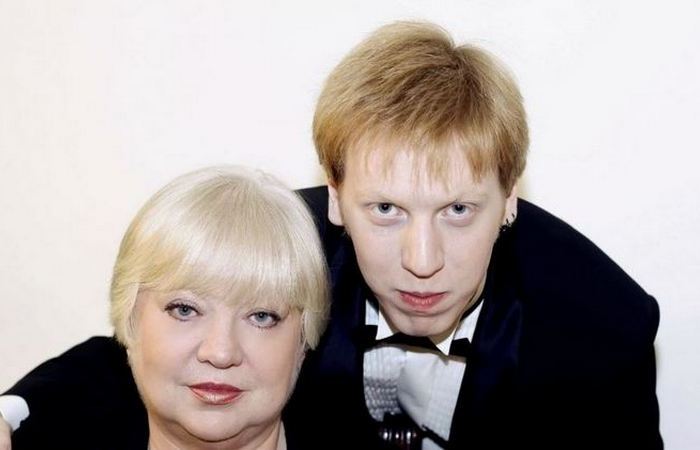 Сын от первого брака живёт во Франции. Сын от первого брака живёт во Франции.