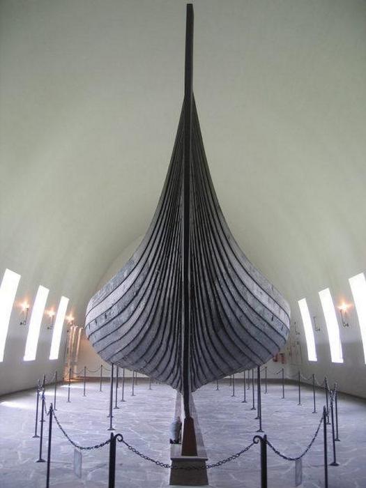 Корабль из кургана Гокстад в музее кораблей викингов в Осло, Норвегия