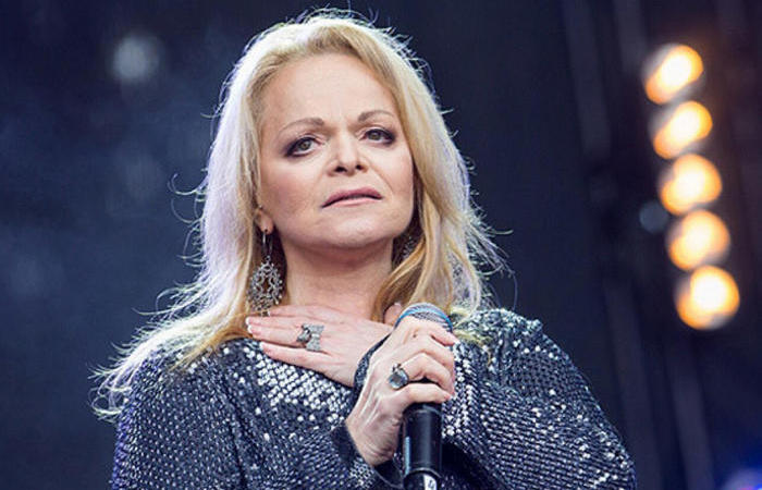 Певица отнюдь не бедствует. Певица отнюдь не бедствует.