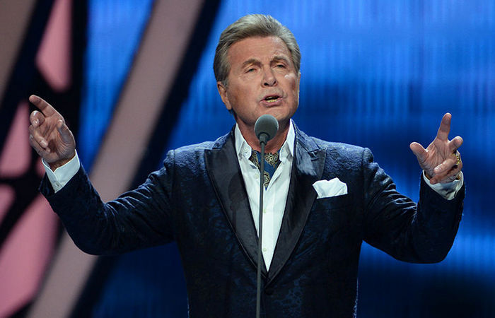 Он - скала. Она - буря. Он - скала. Она - буря.