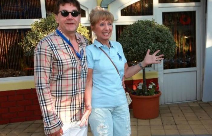 А она чувствует себя рядом с ним моложе!