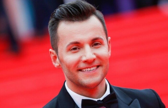 Как при 2 жёнах стал отцом-одиночкой с 3 детьми актёр Манучаров: Как живет в свои 44 и в Чем его обвиняет Ксения Собчак?