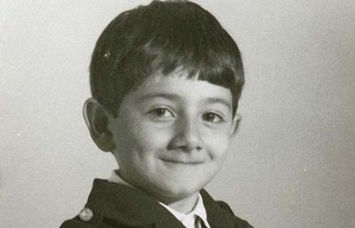 Первую роль исполнился ещё в школе.