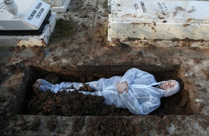 Сон в свежевырытой могиле. / Фото: tsf.pt 