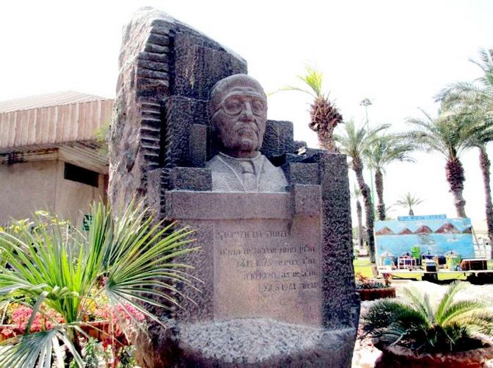 Могила Моисея Новомейского в Тель-Авиве.