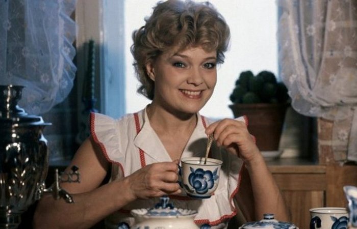 Начала играть в кино.