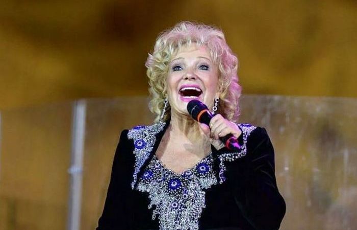 Замужем была трижды.