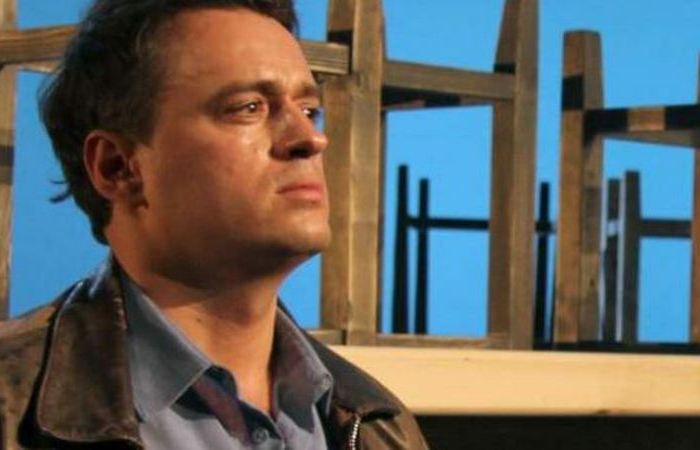 К театру будущий актёр пришёл не сразу.