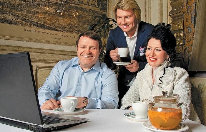 Повзрослевший Николай с отцом и матерью.