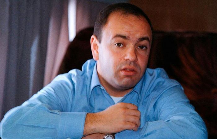 Четвёртый муж светской львицы.