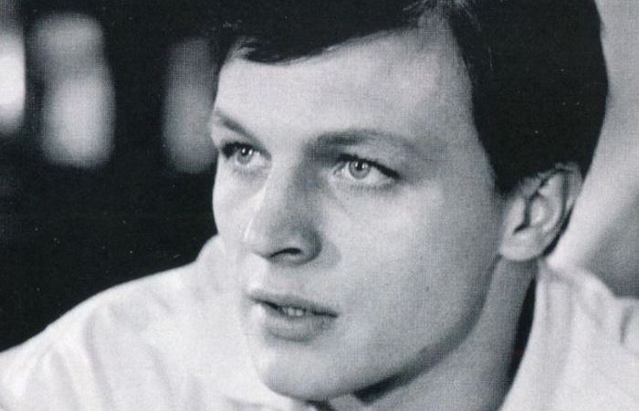 В молодости был хорош.