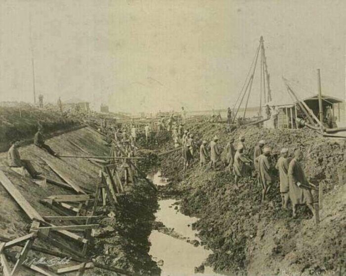 Рабочие на строительстве Суэцкого канала.
