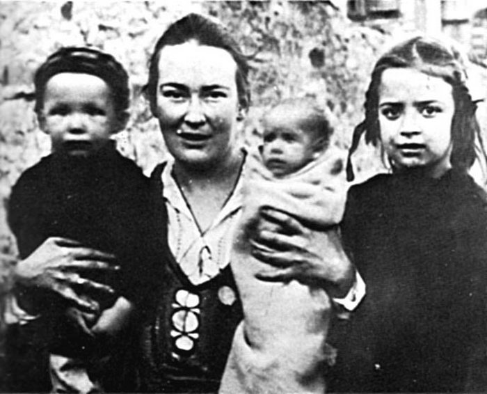 Елизавета Скобцева со своими детьми.