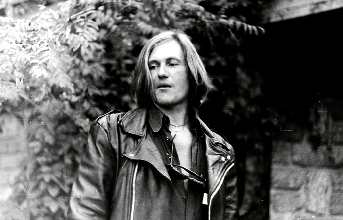 Молодость была очень бурной.