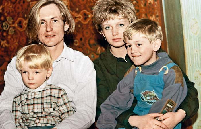 Семью завёл ещё во время службы в армии.