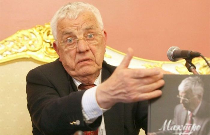 Скучает по старым временам. Скучает по старым временам.