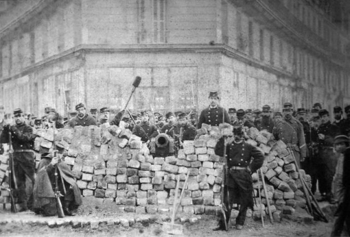 Баррикада на улице Вольтера, после ее захвата регулярной армией, май 1871
