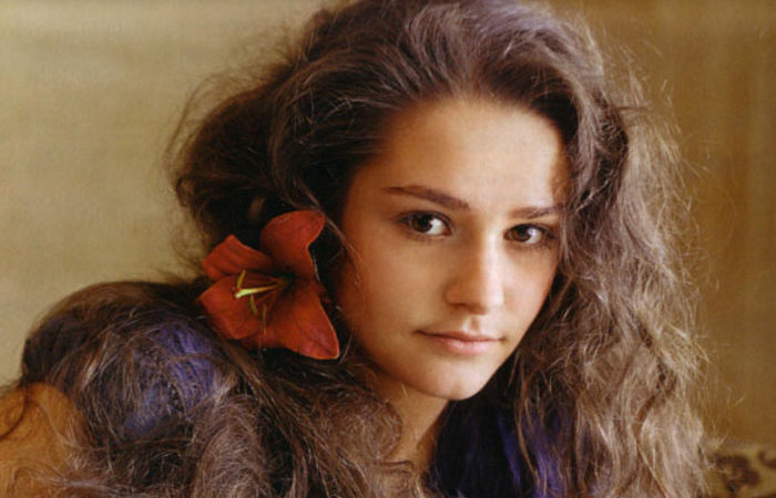 Несмотря на все сложности шла к мечте. Несмотря на все сложности шла к мечте.