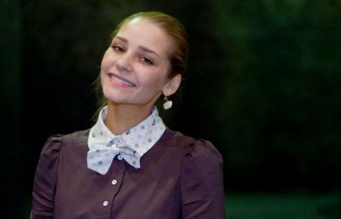 Многие годы была серой мышкой.