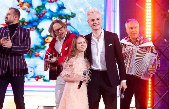 Недавно дочь появилась с отцом на сцене.