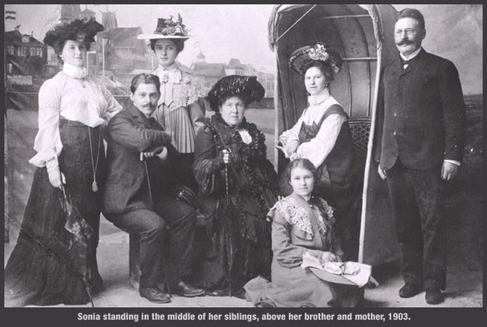 Семья Дымшиц. На снимке Софья Дымшиц (стоит в центре), рядом сидят ее брат Лео и мама Бэлла. Фото 1903 г.