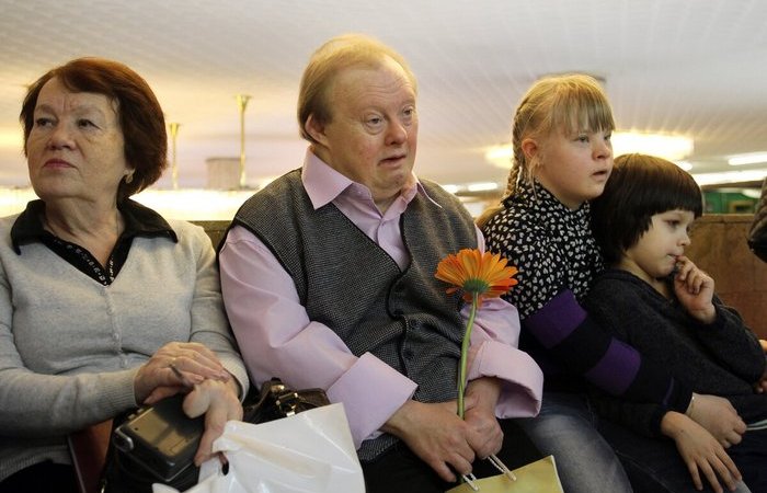 Друзья и семья поддерживали Серёжу. Друзья и семья поддерживали Серёжу.