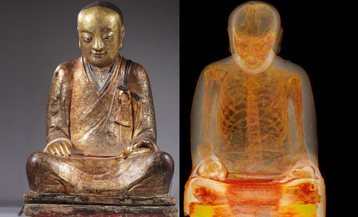 Скелет самомумифицировавшегося монаха внутри статуи Будды.
