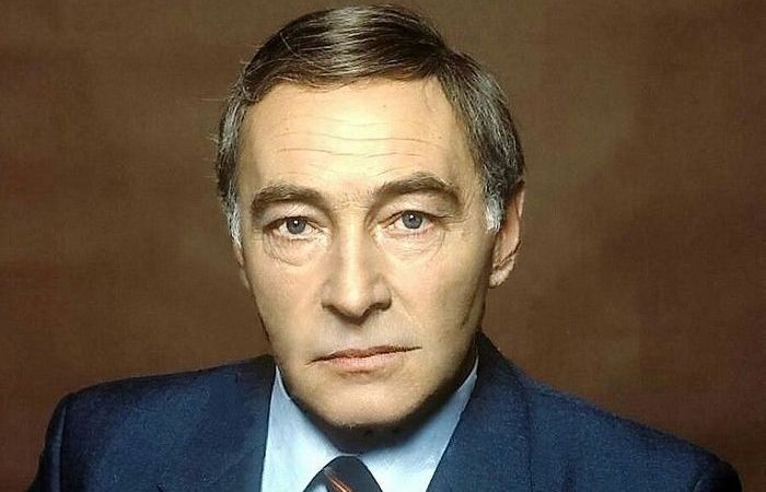 Стал легендой советского кино ещё при жизни. Стал легендой советского кино ещё при жизни.