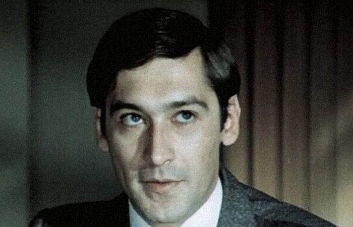 Сын актёра ушёл в 1990 году. Сын актёра ушёл в 1990 году.