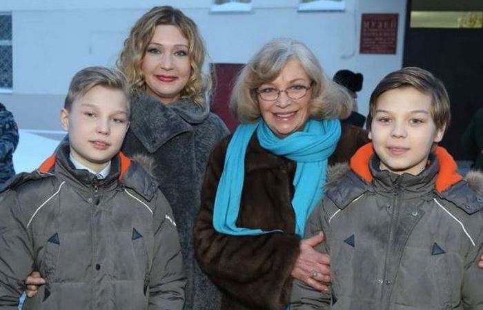 Подросшие внуки после ухода деда. Подросшие внуки после ухода деда.