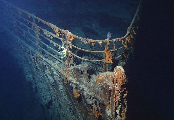 «Титаник» разломился на две части.