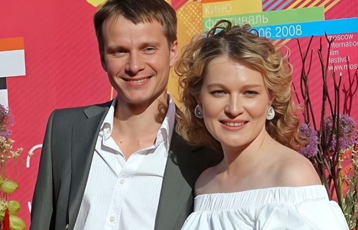 Познакомились во время учёбы.